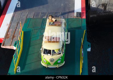 Volkswagen camping-sur écran partagé rampe ferry Banque D'Images