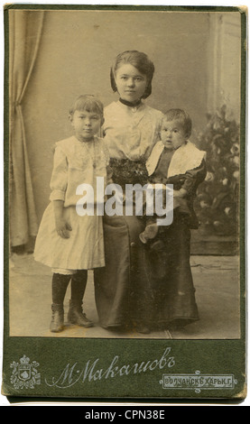 Une photo montre jeune femme avec deux petites filles Banque D'Images