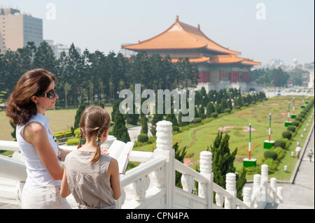 Mère et fille guide de lecture à Chiang Kai-shek Memorial Hall, Taipei, Taiwan Banque D'Images