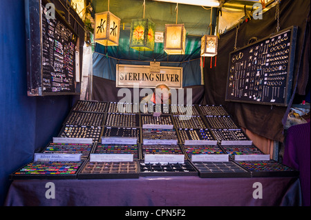 Ville London Camden Lock Market bijoux sterling goujons de blocage hoops anneaux pour nez oreille corps visage piercing pierce vendeur vieux papier oriental Banque D'Images