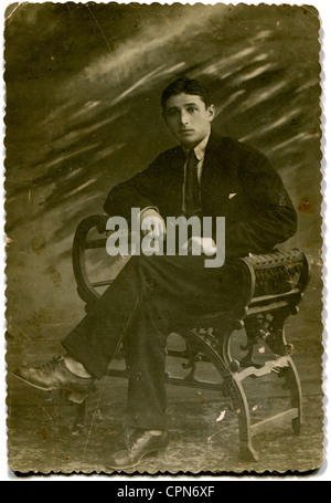 Urss - VERS 1920 : Un ancien salons salon photo portrait d'un homme dans un fauteuil, 1920 Banque D'Images