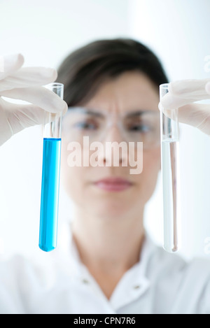 Scientist holding up tubes à essai contenant du liquide Banque D'Images
