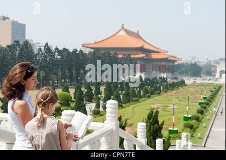 Mère et fille guide de lecture à Chiang Kai-shek Memorial Hall, Taipei, Taiwan Banque D'Images