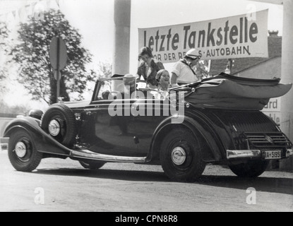 Transport / transport,voiture,roadhouse,dernière station-service avant Autobahn,station-service près de Munich Ramersdorf,aujourd'hui autoroute A8,Allemagne,vers 1939,Munich,autoroute,autoroutes,autoroutes interétatiques,Munich-Salzbourg,cabriolet,cabriolet,cabriolet,cabriolet,Cabriolets,Berlin plaque d'immatriculation,plaque d'immatriculation,plaque d'immatriculation,plaque d'immatriculation,plaque d'immatriculation,voitures de repos,voitures,voitures de repos,voitures de repos,3,3,3,3,3,3,3,3,3,3,3,3,3,3,3,3,3,3,3,3,3,3,3,3,3,3,3,3,3,3,3,3,3,3,3,3,3 Banque D'Images