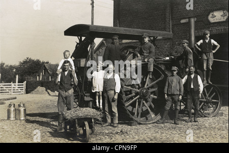 agriculture, machine, ouvriers agricoles avec gros tracteur, alimenté à la vapeur, image de groupe sur une ferme, Allemagne, 1930, droits supplémentaires-Clearences-non disponible Banque D'Images