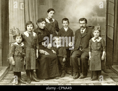 Personnes,famille,parents avec six enfants,image de groupe,Kempten,Allgaeu,Allemagne,vers 1900,personnes avec beaucoup d'enfants,parents,parent,six,6,enfant,enfants,enfant,famille étendue,grandes familles,grande famille,père,père,père,mère,mère,mère,fille,filles,fils,une famille blesed avec un grand nombre d'enfants,enfants,famille,enfants,enfants,enfants,enfants,enfants,enfants,enfants,enfants,enfants,enfants,enfants,enfants,enfants,enfants,enfants,enfants,enfants,enfants,enfants,enfants,enfants,enfants,enfants,enfants,enfants,enfants,enfants,enfants,enfants,enfants,enfants,enfants,enfants,enfants,enfants,enfants,enfants,enfants,enfants,enfants,enfants,enfants,enfants Banque D'Images