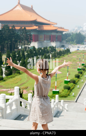 Girl standing on étapes surplombant Chiang Kai-shek Memorial Hall, Taipei, Taiwan Banque D'Images