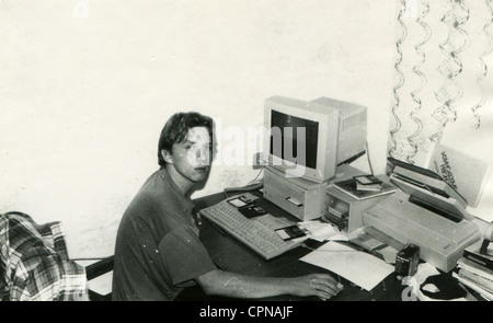 Adolescent, le travail à l'ordinateur Mac, Lugansk, Ukraine 1992 Banque D'Images