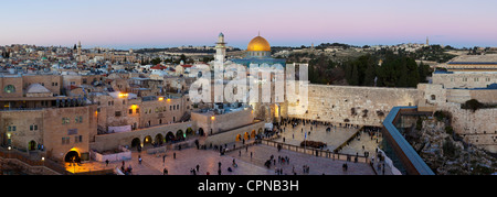 Israël, Jérusalem, Vieille Ville, Quartier Juif de la place du Mur occidental, avec les gens priant au mur des lamentations Banque D'Images