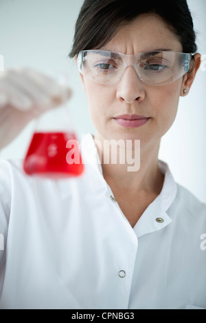 Scientist holding fiole contenant un liquide rouge Banque D'Images