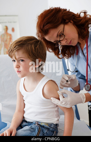 La vaccination d'un enfant Banque D'Images