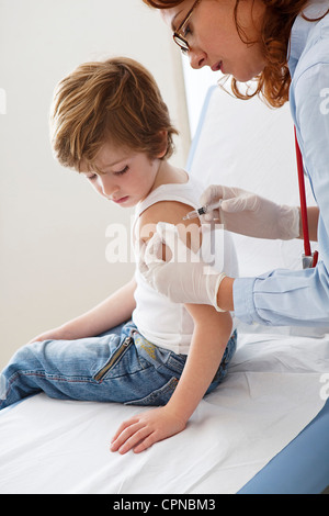 La vaccination d'un enfant Banque D'Images