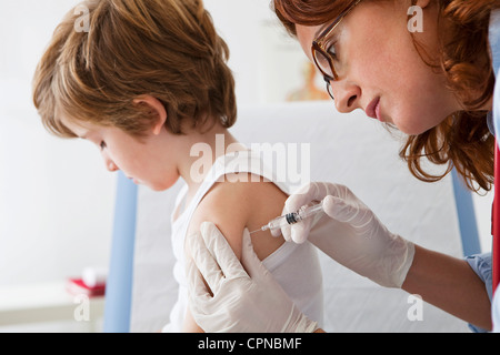 La vaccination d'un enfant Banque D'Images