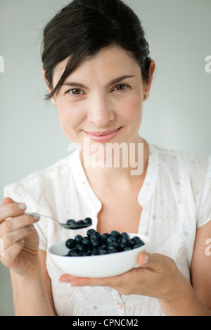 Mid-adult woman avec bol de myrtilles Banque D'Images