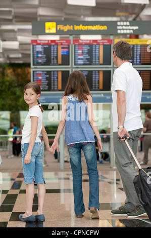 Family arrivée départ chambre in airport Banque D'Images