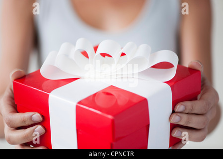 Woman holding gift box, cropped Banque D'Images