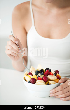 Femme avec corbeille de fruits, mid section Banque D'Images