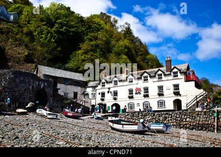 Red Lion Hotel sur Quai de Clovelly dans le Nord du Devon avec une vue lointaine de nombreux vacanciers Errant Banque D'Images