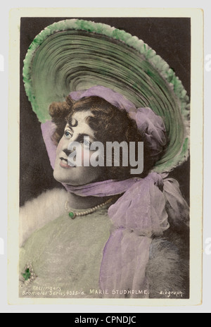 Teinté à la main de carte postale glamour style édouardien Anglais populaire chanteuse et actrice, Marie Studholme, datée du Royaume-Uni 1905 Banque D'Images