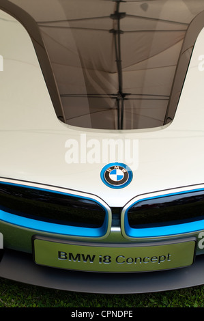 Présentant leurs BMW BMW i8 Concept car au cours de la Concorso d'Eleganza Villa d'Este auto show à Cernobbio en Italie Banque D'Images