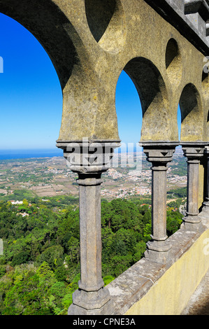 Arches de style arabe d'une terrasse dans le palais de Pena à Sintra, Portugal Banque D'Images