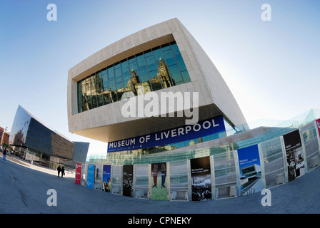 Musée de Liverpool sur l'île de Mann, Pier Head, Liverpool avec les Trois Grâces reflétée dans la fenêtre. Banque D'Images