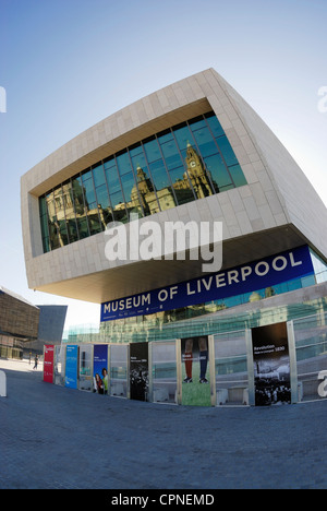 Musée de Liverpool sur l'île de Mann, Pier Head, Liverpool avec les Trois Grâces reflétée dans la fenêtre. Banque D'Images