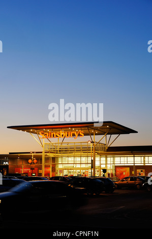 Supermarché Sainsbury's store à Warrington contre le coucher du soleil. Banque D'Images