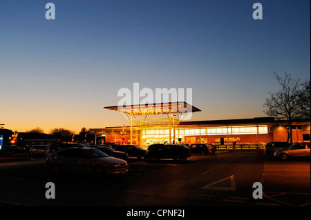 Supermarché Sainsbury's store à Warrington contre le coucher du soleil. Banque D'Images