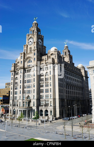 Assurance Royal Liver Building situé à Pier Head à Liverpool Banque D'Images