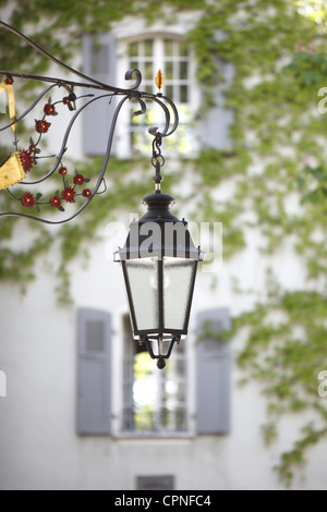 Ornate lampe au-dessus de la rue des châteaux menant à la ruine du château de Valère, tourbillon et Majorie à Sion, Valais, Suisse Banque D'Images