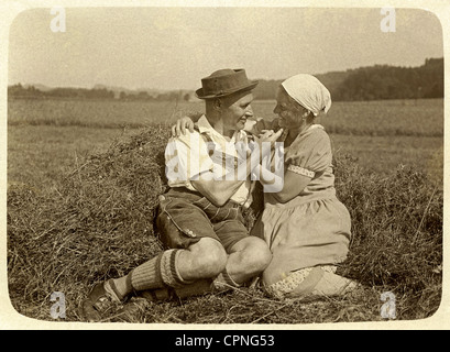 Personnes, couples, amoureux dans le pays, Bavière, Allemagne, vers 1929, droits additionnels-Clearences-non disponible Banque D'Images