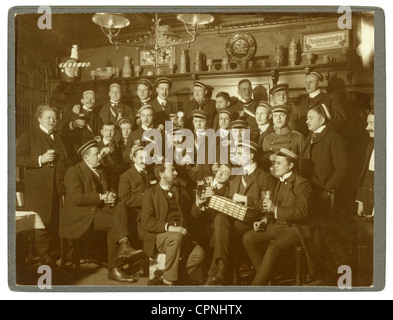 Pédagogie, étudiants, corporation étudiante, boire de la bière de Munich, trésorier avec des membres en espèces, Allemagne, vers 1909, droits additionnels-Clearences-non disponible Banque D'Images