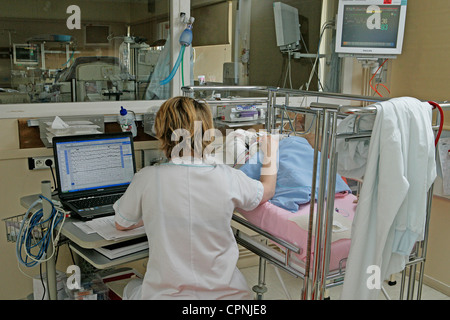 Bébé prématuré examen EEG Banque D'Images