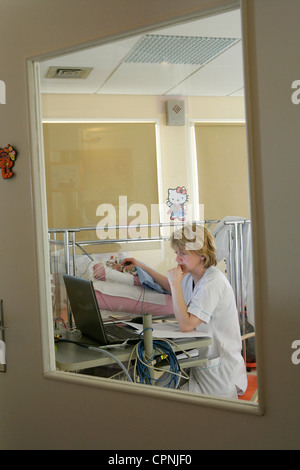 Bébé prématuré examen EEG Banque D'Images