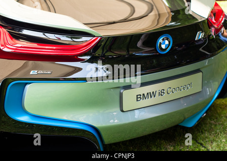 Présentant leurs BMW BMW i8 Concept car au cours de la Concorso d'Eleganza Villa d'Este auto show à Cernobbio en Italie Banque D'Images