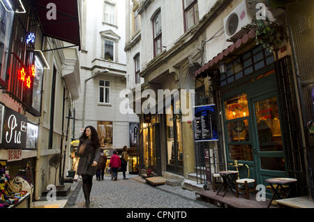 Le 11 avril 2012 - Istanbul, Turquie - le quartier de Pera sur la rive européenne d'Istanbul sur la Corne d'or a connu une sorte de renaissance ; une fois l'élégant quartier tombait lentement en ruine depuis des décennies mais maintenant après de vastes projets d'investissement et de rénovation une fois son ag Banque D'Images