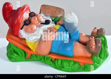 Kitsch/cartes/souvenir, gnome de jardin, sur un transat, Allemagne, vers 1977, droits additionnels-Clearences-non disponible Banque D'Images