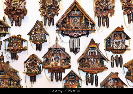 Cuckoo Clock, horloge, horloges de coucou de la Forêt Noire, accrochée au mur, la sélection dans une boutique de souvenirs, Munich, Allemagne-Additional-Rights Clearance-Info-Not-Available Banque D'Images