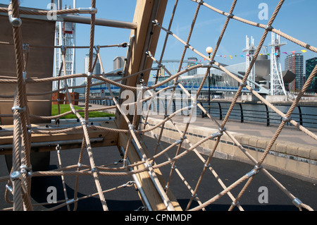 Sur les cordages d'une aire de glisse, Trafford Wharf, Salford Quays, Manchester, Angleterre, Royaume-Uni. Banque D'Images