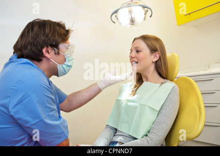 L'orthodontie, de l'ADOLESCENT Banque D'Images