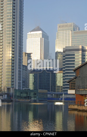 Les bâtiments à front de Millwall Dock et tours de bureaux Canada Square à Canary Wharf, Londres, Angleterre Banque D'Images