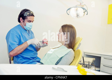 L'orthodontie, de l'ADOLESCENT Banque D'Images