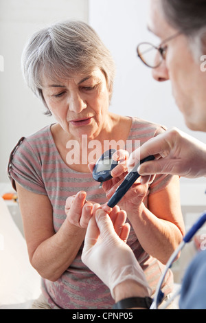 CONSULTING POUR LE DIABÈTE PERSONNES ÂGÉES. Banque D'Images