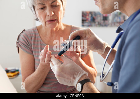 CONSULTING POUR LE DIABÈTE PERSONNES ÂGÉES. Banque D'Images