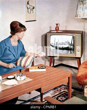 Broadcast, télévision, téléspectateurs, femme avec télécommande dans le salon, téléviseur Loewe Opta, Atlanta, unité de table avec pieds vissés, taille de l'écran: 59 centimètre, châssis: Boiseries fines, écran montrant Venise, Allemagne, 1962, droits supplémentaires-Clearences-non disponible Banque D'Images