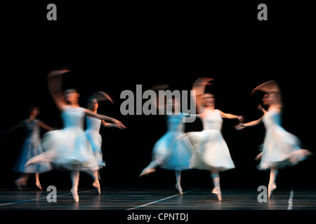 Danseurs de Ballet sur scène. Banque D'Images