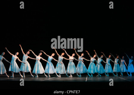 Danseurs de Ballet sur scène. Banque D'Images