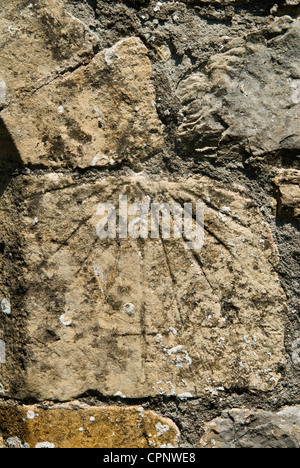 Cadran scratch sur le mur de l'église de Sainte-Marie, utilisé pour indiquer l'heure de la messe du dimanche. Pré-réforme quand les montres n'ont pas été inventées. East Quantockhead, Somerset, Angleterre 29 mai 2012. Banque D'Images