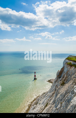 Beachy Head phare avec des falaises de craie à l'avant-plan. Banque D'Images